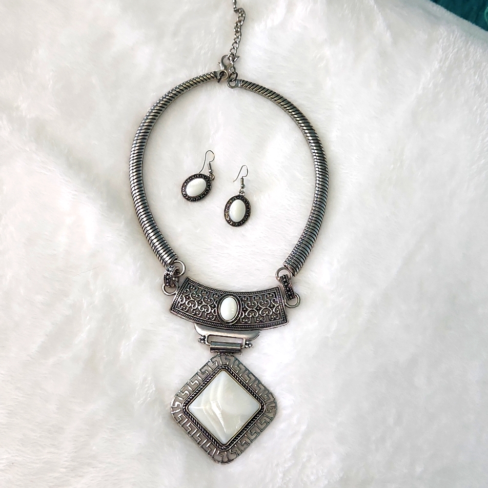 Silver Tone Statement Necklace And Earring Set